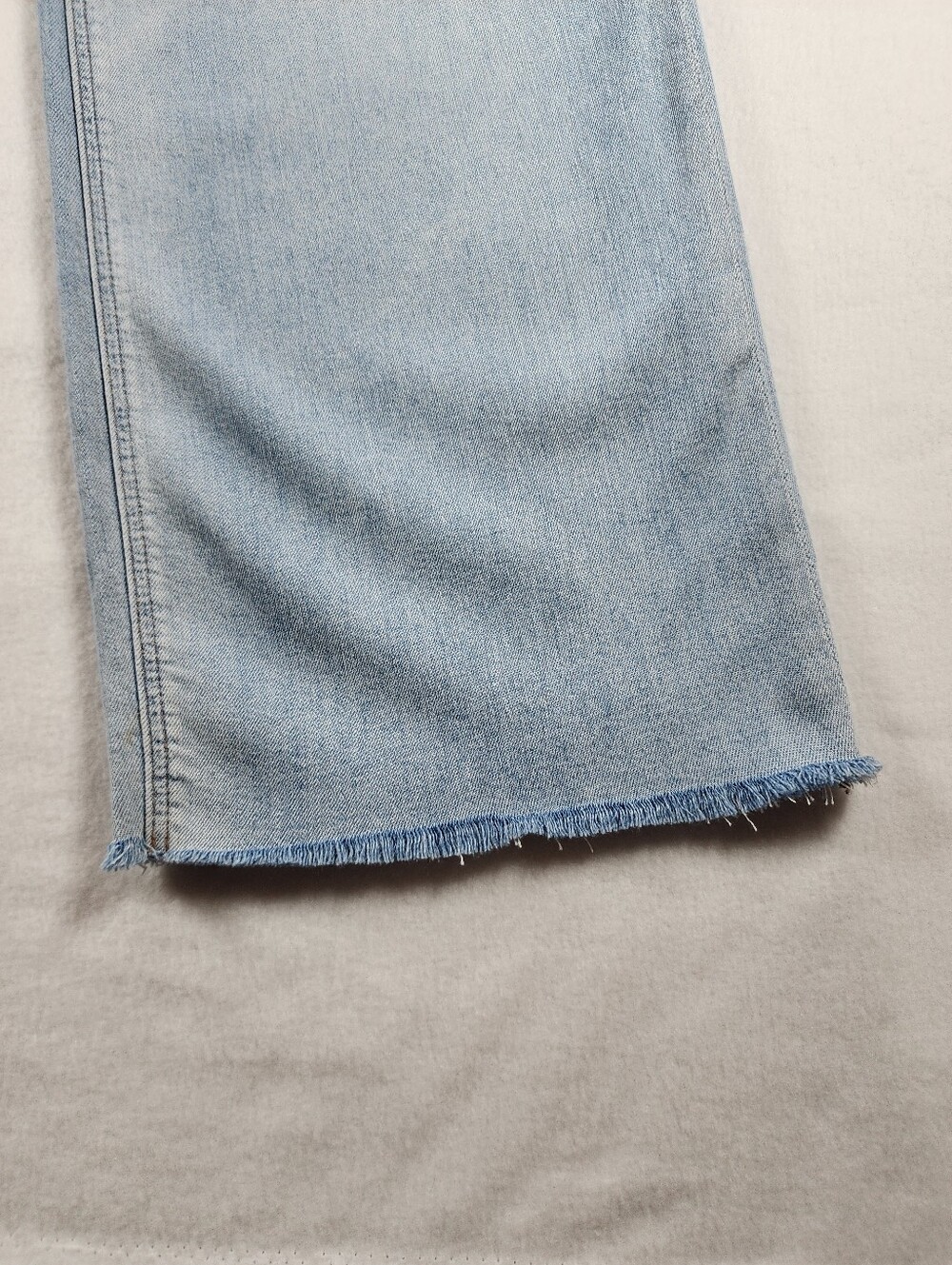 American Eagle Baggy Wide Leg Jeans Low Rise Raw Hem Light Wash Size 4 - Picture 5 of 12